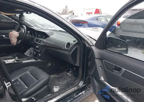 2013 Mercedes-Benz C 300 Sport 4Matic z USA, uszkodzony, nr VIN WDDGF8AB2DR291328